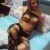 escort de pelo purpura mostrando sus grandes tetas en su cama