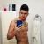 escorts gays en Mallorca desnudo se hace un selfi en su baño