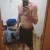 hombre deportista frente al espejo de su casa