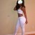 escort con pantalones y top blanco hace juegos eróticos que te pondran cachondo