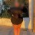 puta sexy con vestido negro en la calle
