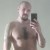 escort hombre español se hace una selfi en el espejo desnudo