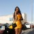 travesita mujer con vestido amarillo posando en la calle