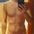 hombre escort se hace un selfi desnudo en el espejo deseoso de mostrar su cuerpo bien cuidado