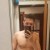 gigolo joven de cuerpo delgado se hace una selfie desnudo en su baño