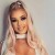 Guapa y sensual rubia de pelo largo está disponible para tener una cita con hombres