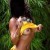 escort morena en bikini amarillo muestra sus tetas, ella es una perra en el sexo